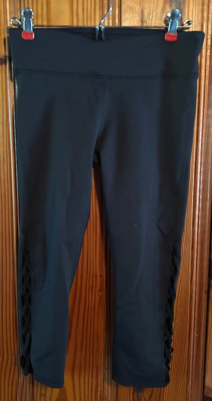 Fabletics brand new black cropped compression quick dry leggings size small